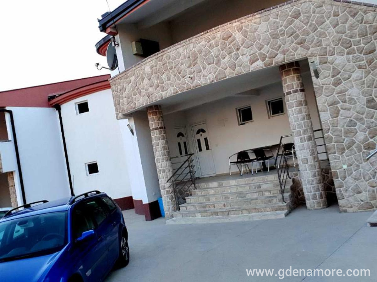 Apartmani Aro, privatni smeštaj u mestu Dobre Vode, Crna Gora